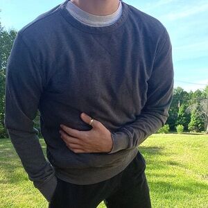 Men’s Grey Crew Neck Long Sleeve Shirt in Size Small Knit